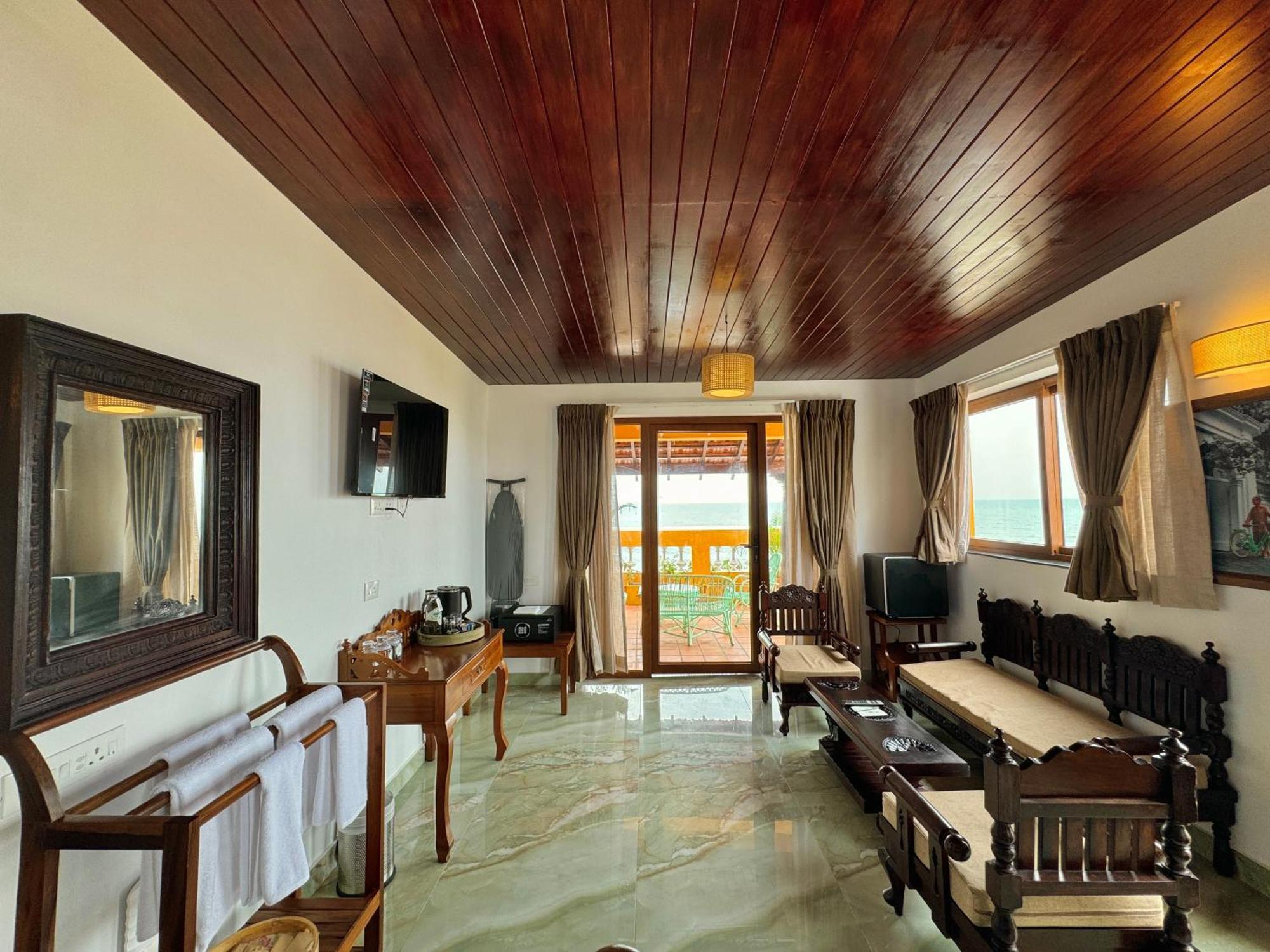 La Plage Seaview Suites Puducherry Exterior foto