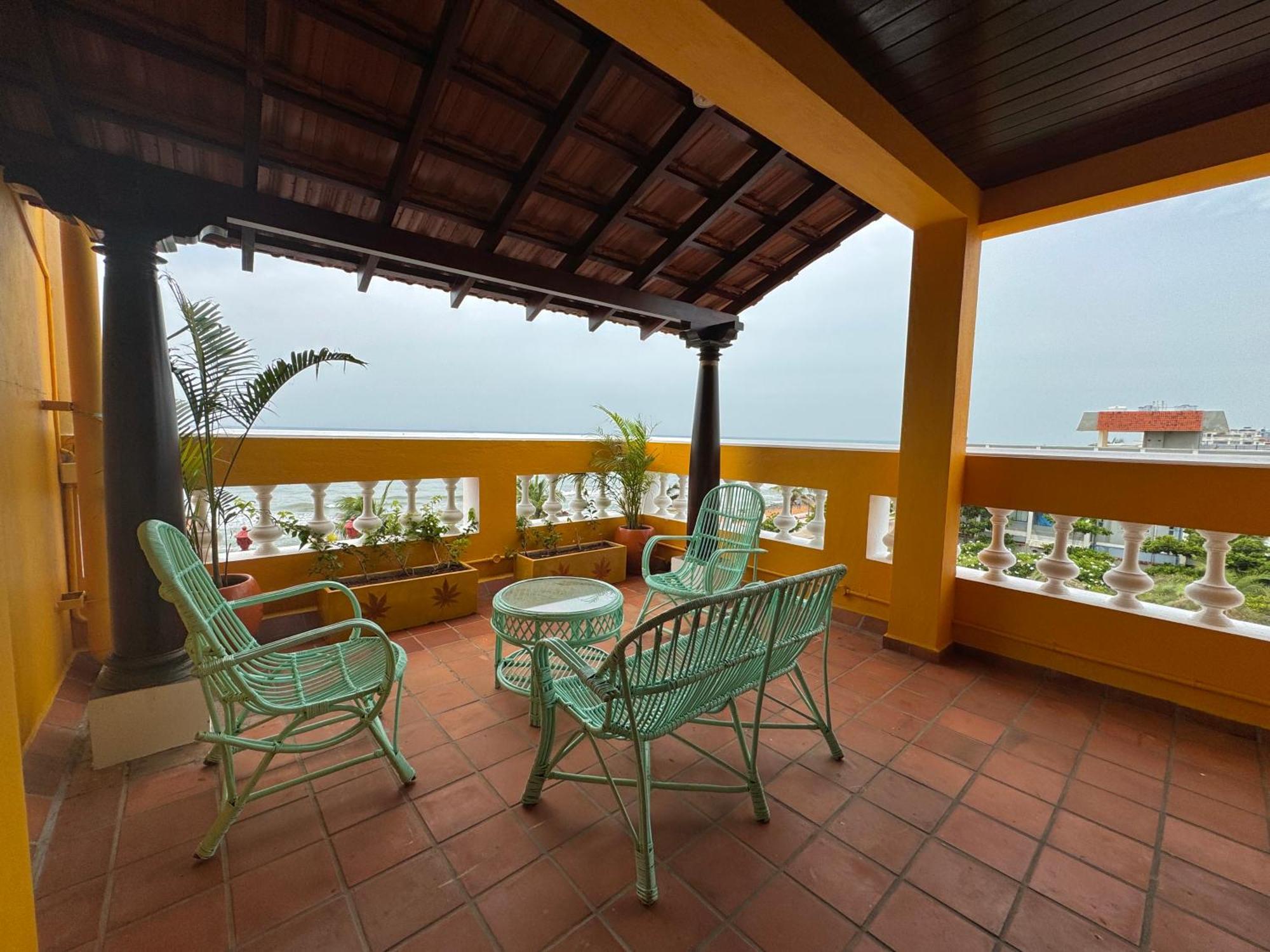 La Plage Seaview Suites Puducherry Exterior foto