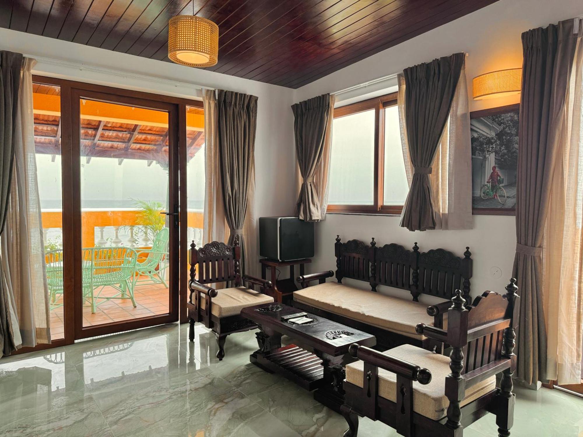 La Plage Seaview Suites Puducherry Exterior foto