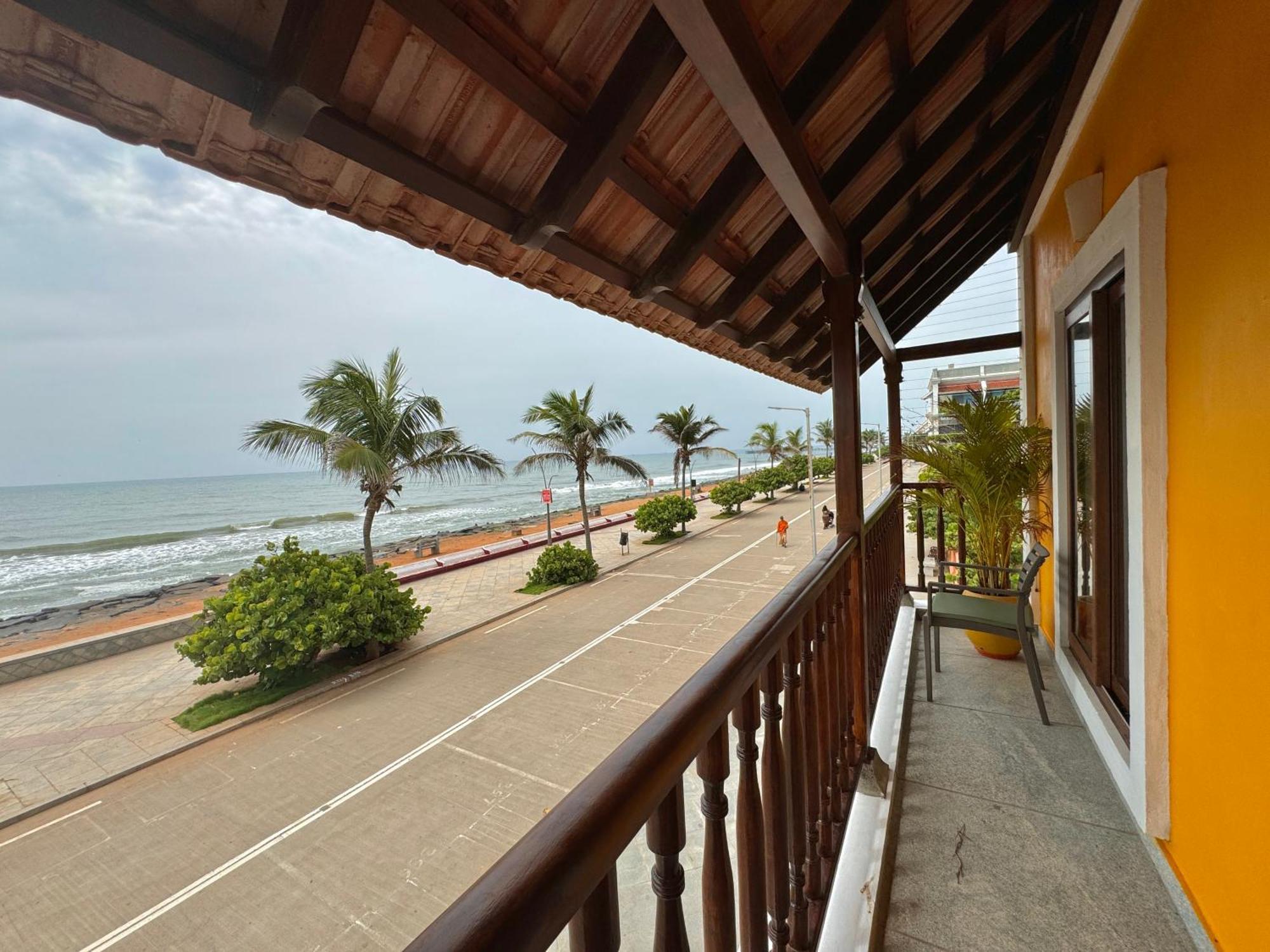 La Plage Seaview Suites Puducherry Exterior foto