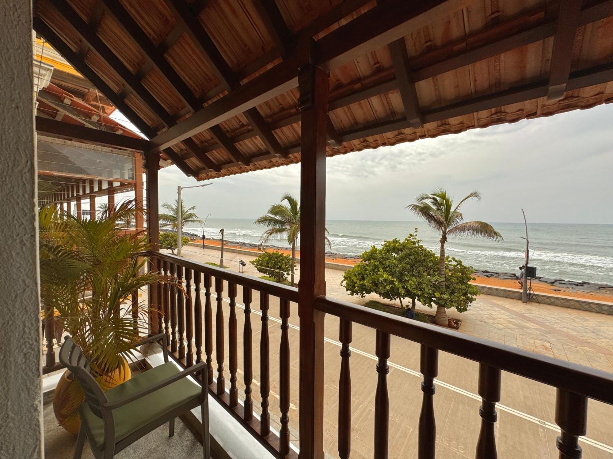 La Plage Seaview Suites Puducherry Exterior foto