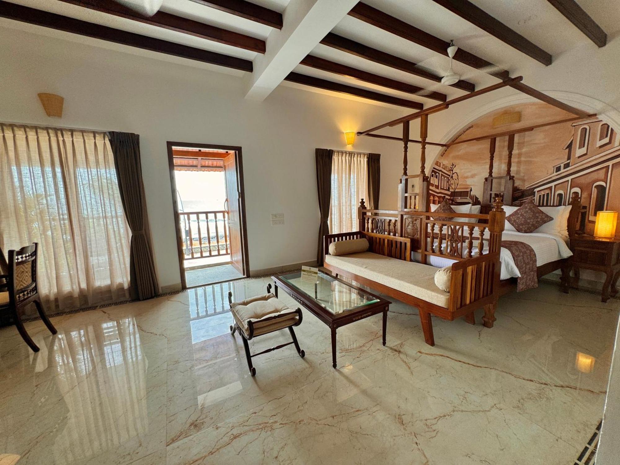 La Plage Seaview Suites Puducherry Exterior foto