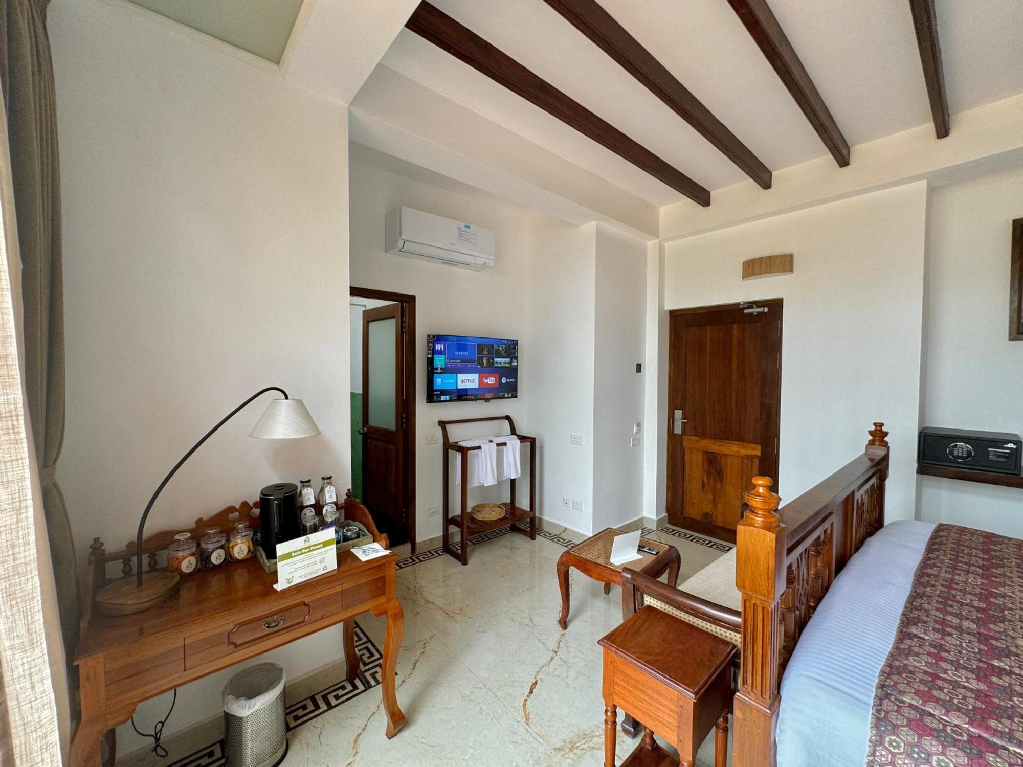 La Plage Seaview Suites Puducherry Exterior foto