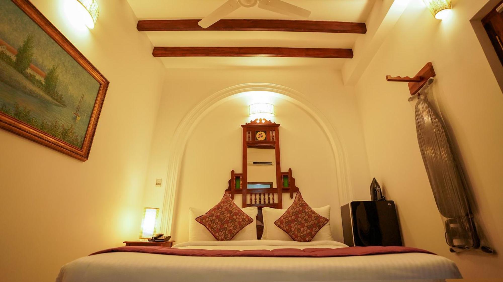 La Plage Seaview Suites Puducherry Exterior foto