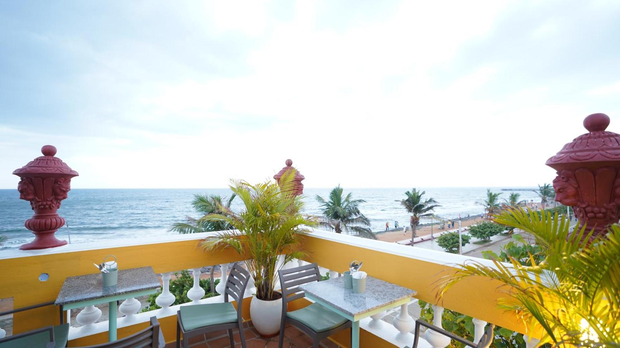 La Plage Seaview Suites Puducherry Exterior foto