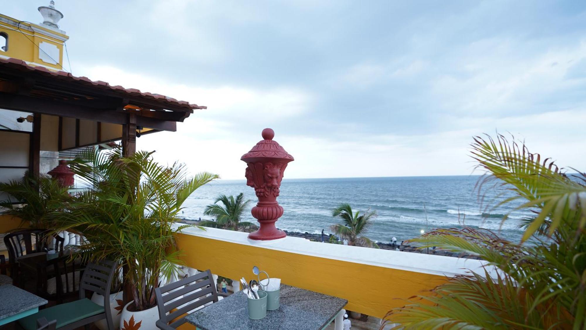 La Plage Seaview Suites Puducherry Exterior foto